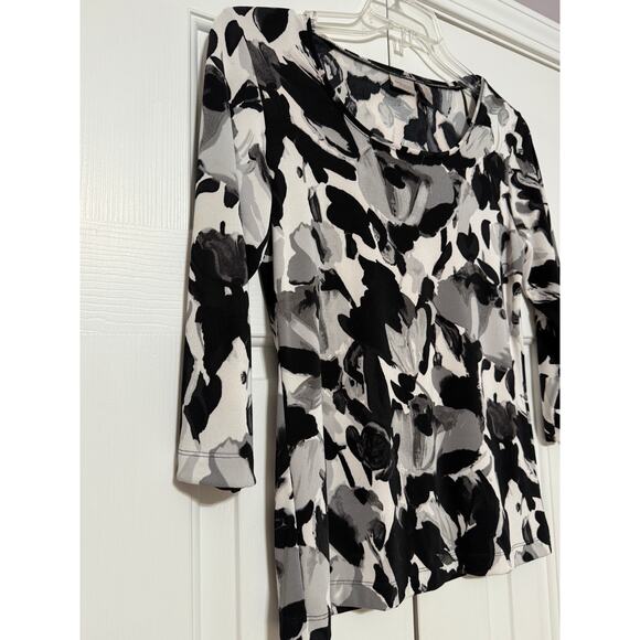 Chico's Easywear Black, White, and Gray Printed Top, Size 0 - Picture 3 of 4